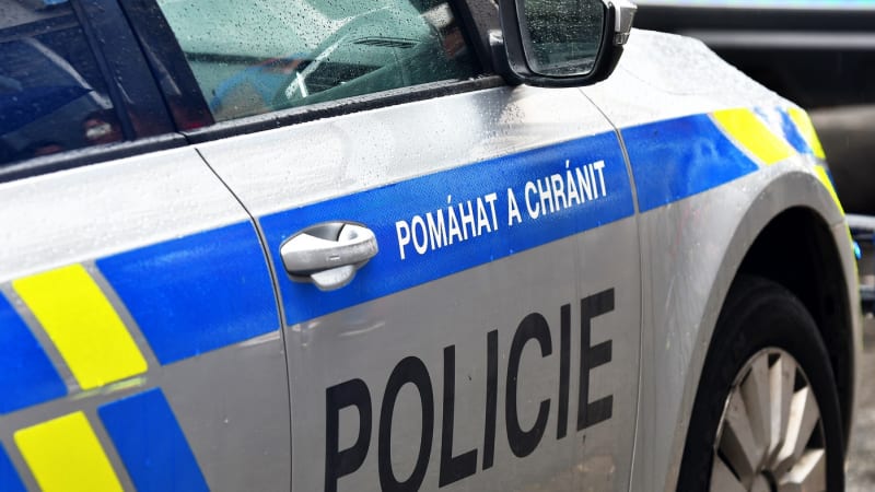 Na fotbalové hřiště se vřítilo auto, ukazují záběry z Toužimi. Po střelbě zasahovala policie