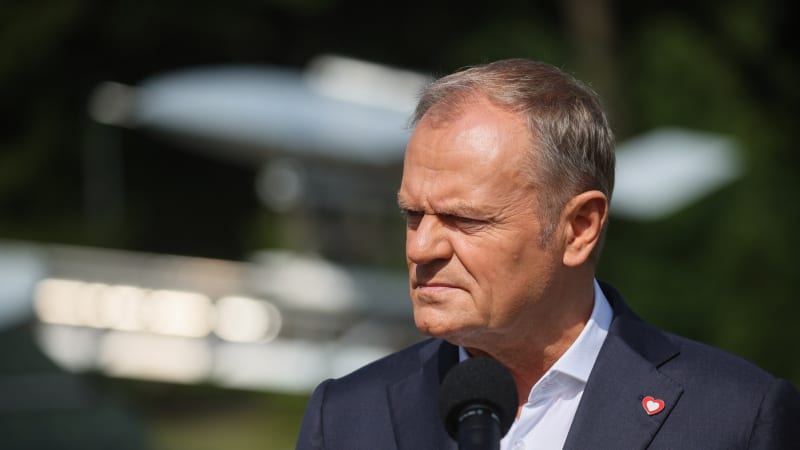 USA slíbily konzultace před schůzkou s Putinem, řekl Tusk. Kyjev musí být zapojen, zdůraznil