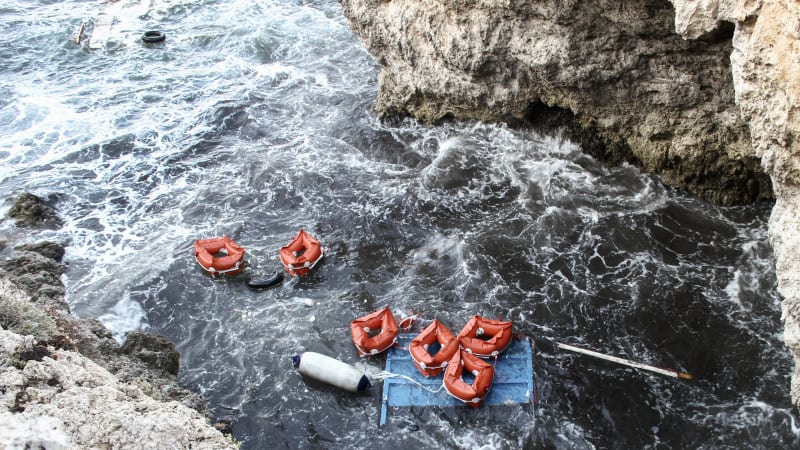 Poblíž Itálie se převrhl člun se stovkou migrantů. Mrtvých jsou desítky, další hledají v moři
