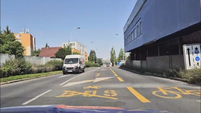 Pražské silnice se proměnily v malířské plátno. Může to být nebezpečné, varují experti