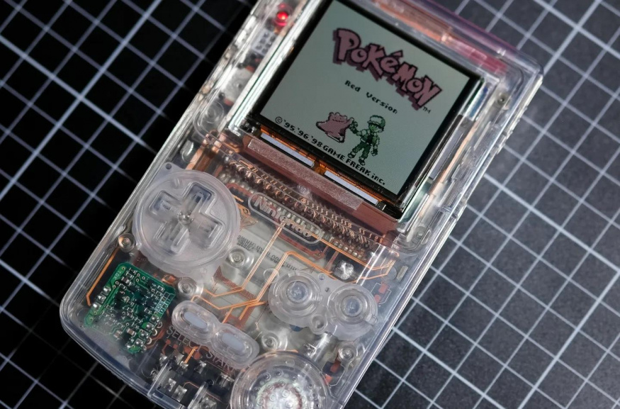 Toto je nejprůhlednější Game Boy na světě! Transparentní jsou i plošné spoje