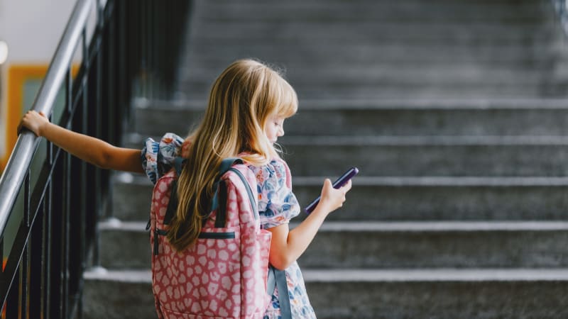 České děti dostávají mobil už v šesti letech. Staré stroje končí v šuplících, kde mohou vzplát