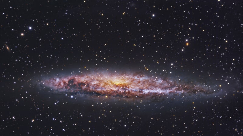 Vědci objevili záhadný vesmírný objekt. Září ze sousední galaxie a nepřipomíná nic, co známe