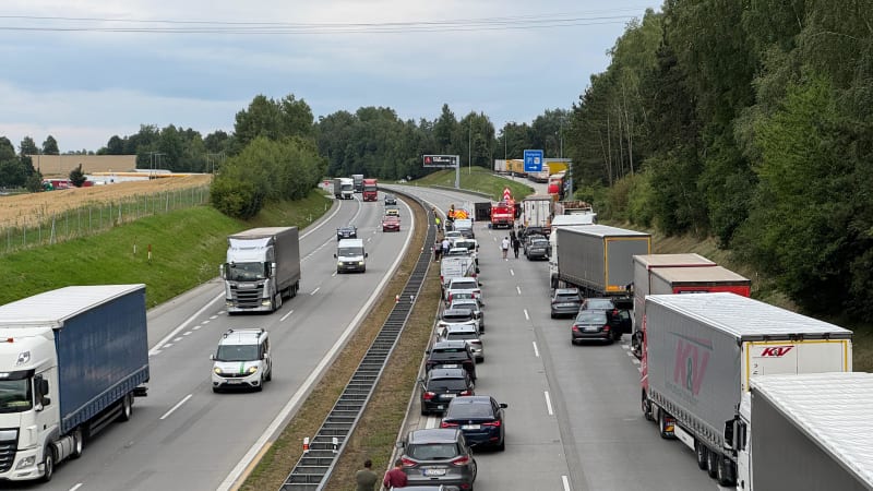 Nehoda kamionu a osobáku na D1 u Hranic: Hasiči vyprostili zaklíněnou osobu, zasahoval vrtulník