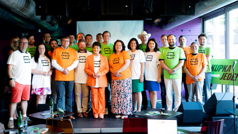 Spolu slibuje „krevnatou“ kampaň ve středních Čechách: Stopka a červená pro opozici