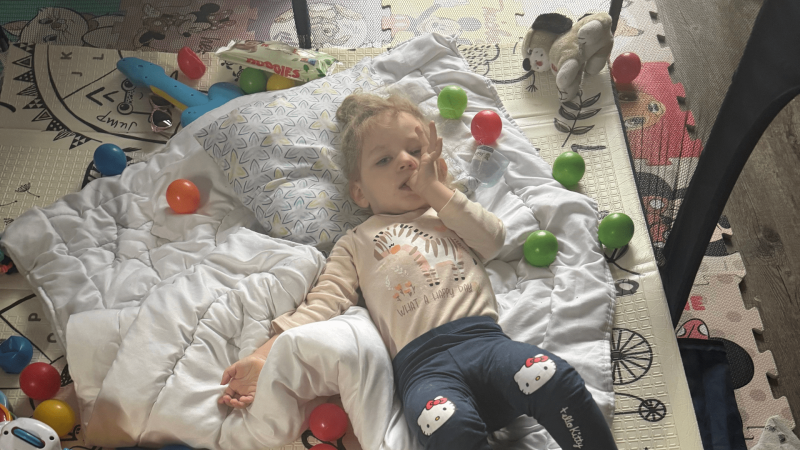 Krutý osud mladé rodiny: Malá Viktorka je odkázaná na pomoc druhých. Maminka bojuje s nádorem