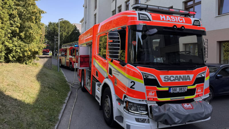 Rozsáhlý požár v Mošnově: Tři lidé utrpěli zranění, hasiči evakuovali 170 lidí