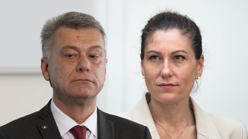 Decroix ostře na Blažka: Hele, Pavle! Tvoje moudra jsou nám platná jak mrtvému zimník