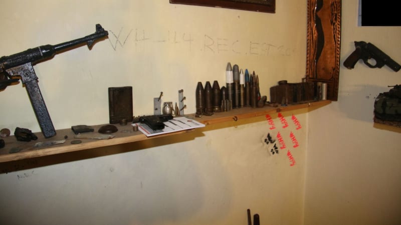 Drama na Českokrumlovsku: Zakuklenci namířili na místní zbraň, na místo jela zásahovka