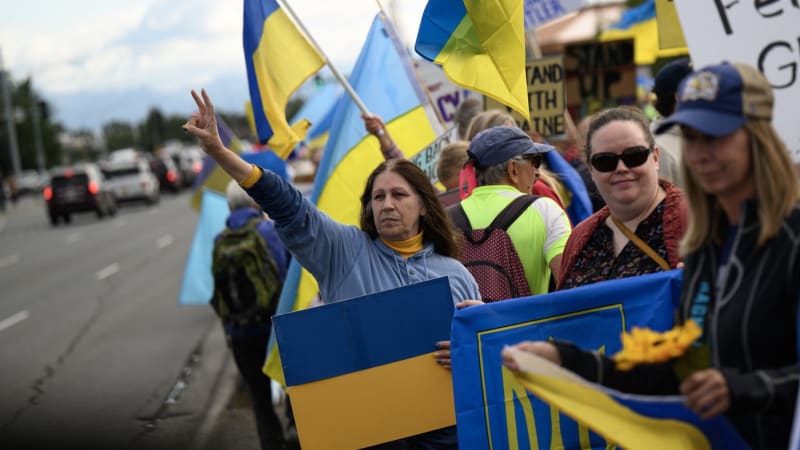 ON-LINE: Rusové jsou na Aljašce. Lavrov přiletěl v mikině SSSR, „vítaly“ ho stovky demonstrantů