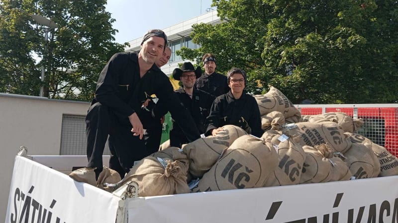 Piráti před Agrofertem přeházeli pytle s penězi. Babiš okradl stát o 20 miliard, hlásal Hřib