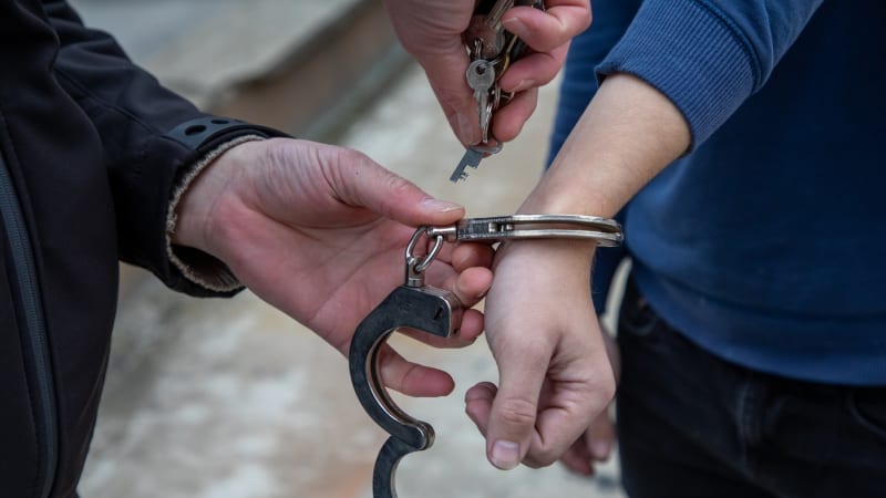 Trestanec na Českolipsku kvůli lásce přelezl zeď. Teď vězení hrozí i jeho přítelkyni