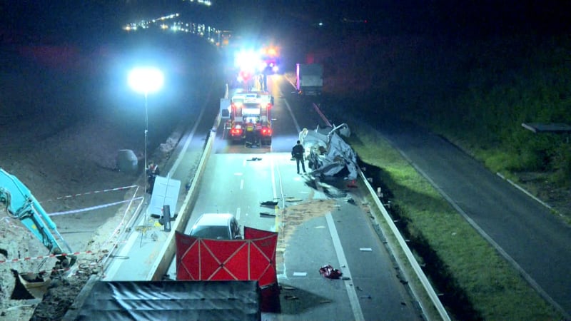 Vážná nehoda na Kladensku: Čelní střet nákladního auta s dodávkou měl tragický konec