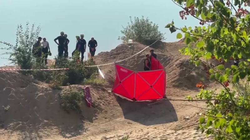 Drama v pískovně u Halámek se smutným koncem: Mladík uklouzl, potápěči ho našli mrtvého