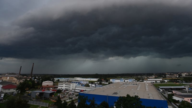 Českem se ženou velmi silné bouřky. Padat mohou i kroupy, experti varují před povodněmi