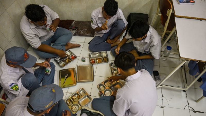 Školním obědem od státu se otrávilo už 360 lidí. Projekt indonéského prezidenta budí vášně