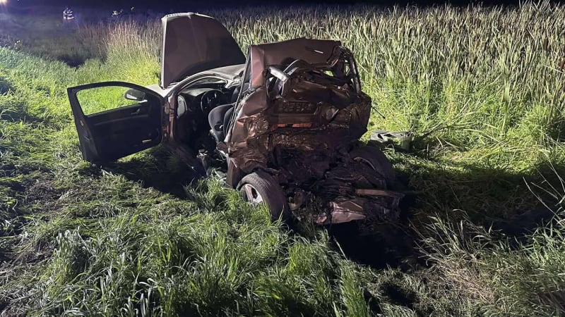 Hrůzná nehoda u Olštýna: Řidič smetl vůz s rodinou a z místa utekl. Dítě i jeho otec zemřeli