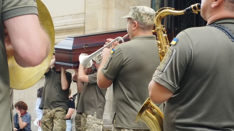 REPORTÁŽ: Na pohřbu 12 vojáků a drony ve středověkém sklepení aneb Tucet obrazů z Ukrajiny 