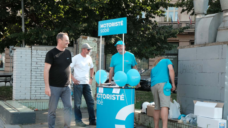 Volební kampaně: Havlíček čepuje pivo, Šťastný stepuje u metra a Piráti pálí po Babišovi