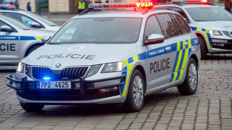 Divoká honička v Brně: Šílený jezdec kličkoval po chodnících. Padly i výstřely, skončil v řece