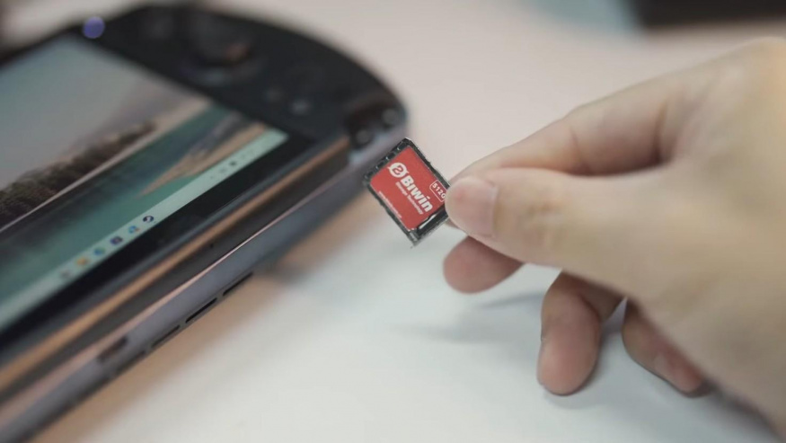 Úložiště budoucnosti? Čínský SSD je extrémně rychlý, ale má velikost SIM karty