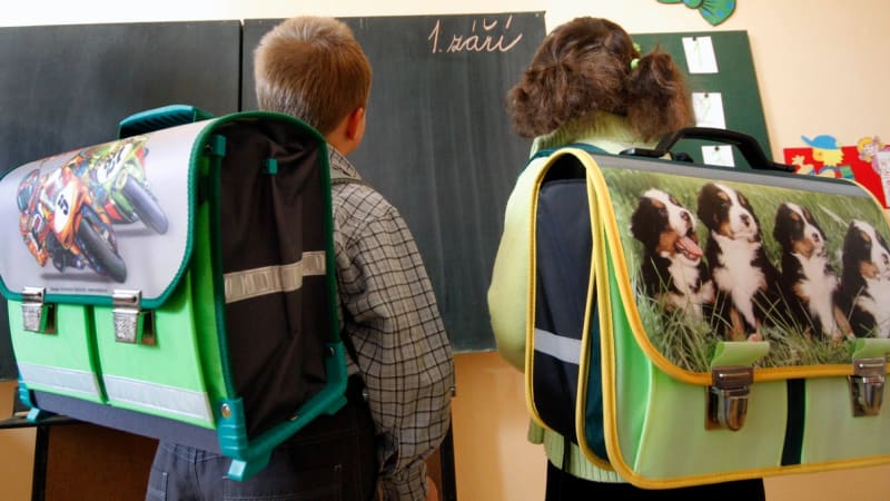 Výbava pro prvňáky zdražuje. Za pomůcky rodiče zaplatí tisíce korun, jak si říct o pomoc?
