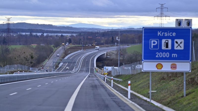 Rozruch na D4: Po dálnici se opět proháněla formule, dokazuje video. Řidiče hledá policie