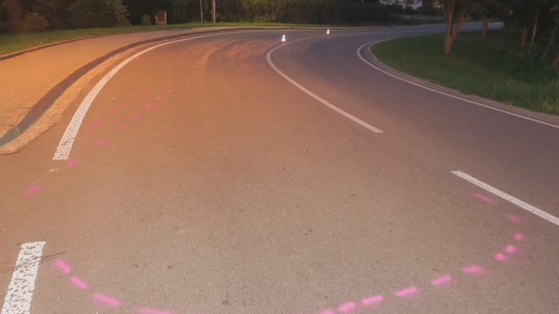 Nebezpečné žně: Pro motorkáře je obilí na cestě jako led, po smyku museli do nemocnice tři lidé