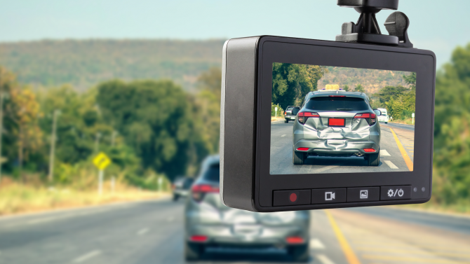 Autokamera jako svědek nehody? V Česku ano, v těchto zemích však hrozí až statisícové pokuty.