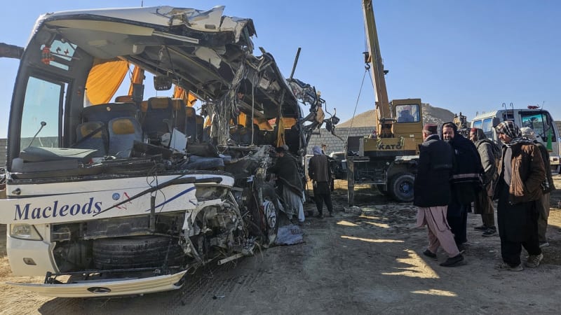 Padesát mrtvých při katastrofické nehodě autobusu. Mířil do Kábulu, nehodu má na svědomí řidič