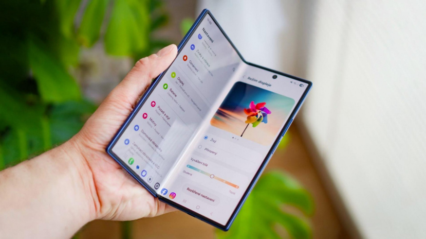 Zapomeňte na předsudky: Galaxy Z Fold 7 se tváří jako běžný telefon, uvnitř ale skrývá revoluci