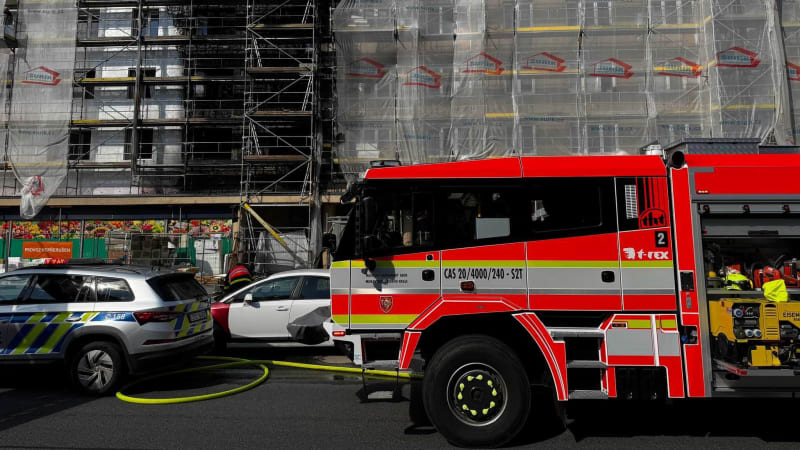 Tragický požár v Havířově: Jeden člověk zemřel, další jsou zranění. Hasiči vyrazili dveře