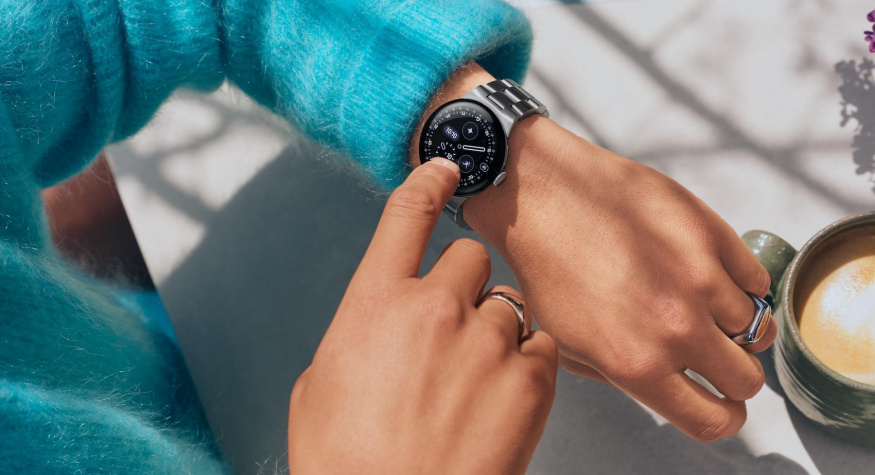 Pixel Watch 4 za necelých 10 tisíc: větší a jasnější displej i ještě chytřejší umělá inteligence