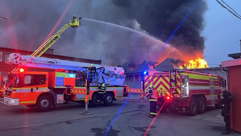 Hoří hala s odpadem v Ostravě: Zasahuje 17 jednotek hasičů, vyhlásili třetí stupeň poplachu