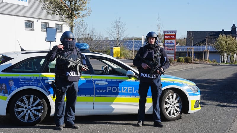 Auto najelo do davu u hřbitova v Krefeldu. Dva lidé zemřeli, zůstali zaklíněni pod vozem