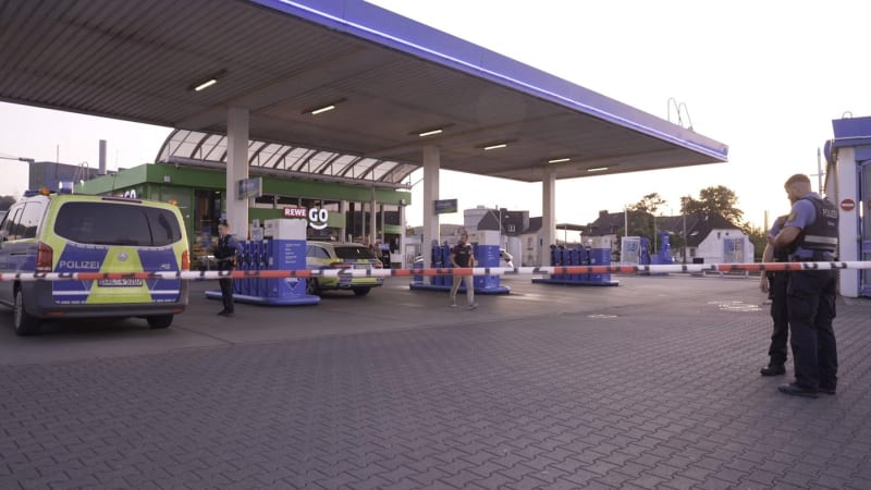 Ukradl policistovi zbraň a vypálil: V Německu útočil muž dvojího občanství, zemřel mladý otec