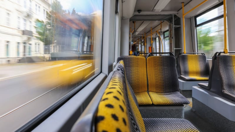 Málem jsem oslepl, řekl Američan pobodaný v drážďanské tramvaji. Upozornil na problém migrace