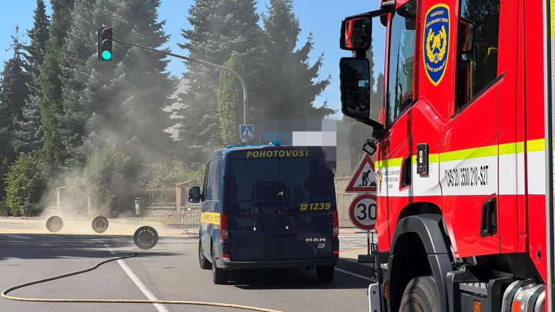Poplach v Průhonicích: Z potrubí tam uniká plyn. Zasahují hasiči, 100 lidí se evakuovalo