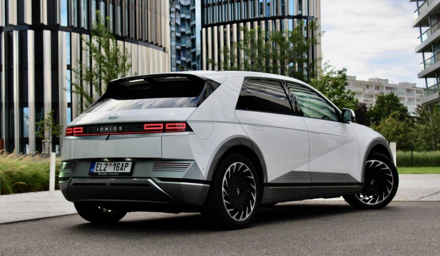 Oblíbený elektromobil dostane CarPlay Ultra. Nejde přitom o žádnou luxusní značku