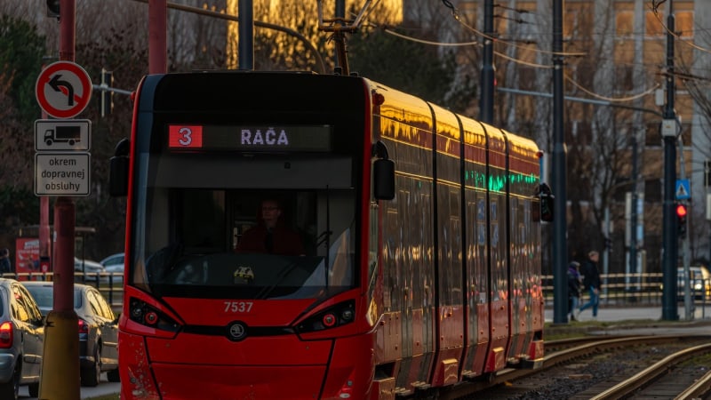 Agresivní vozíčkář terorizuje Bratislavu. Pasažéry v tramvajích mlátí obuškem