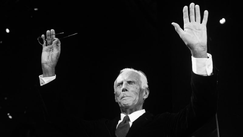 Zemřela módní ikona Giorgio Armani. Oblékal Lady Gagu i fotbalovou reprezentaci