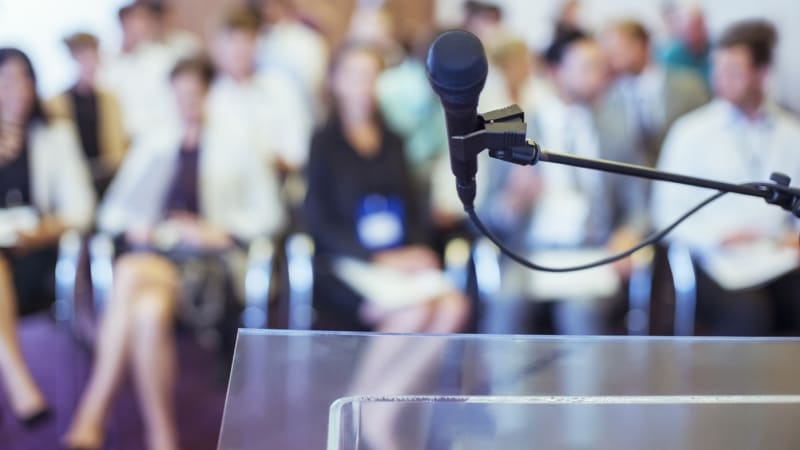 Kolaps švédské ministryně zdravotnictví: Politička omdlela, když odpovídala na dotazy novinářů