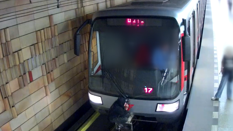 Mladík v Praze se vozil na spřáhlu metra, ukazují záběry. Nyní po něm pátrá policie