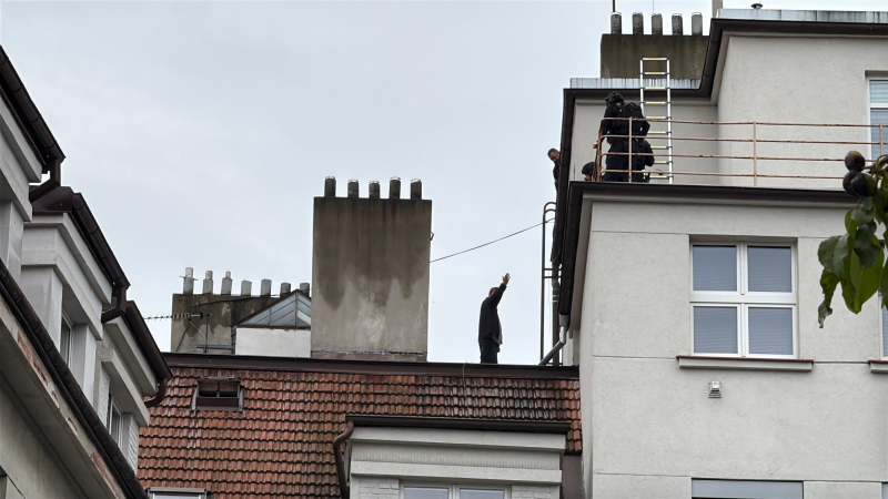 Drama na střechách: V pražském Braníku zasahovali policisté se samopaly. Zadrželi podezřelého