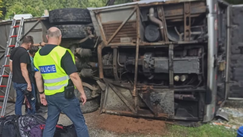 Havárie autobusu se studenty v Beskydech: Vůz měl problémy i dřív, inspektor v něm odmítl jet