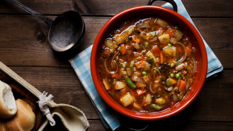 Dva mladíci močili do vývaru v čínské restauraci. Postiženým musí zaplatit milionové odškodné