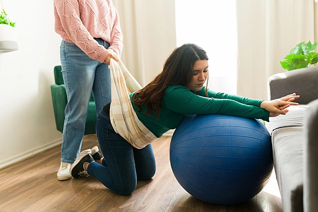 Buď porodnice, nebo nic. Ženy, které rodí doma, nechává stát bez podpory