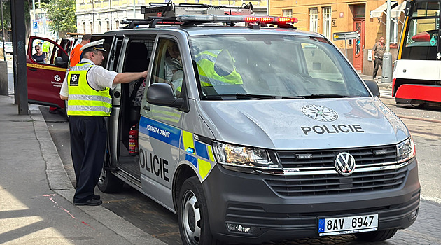 Srážka auta s tramvají přerušila provoz na frekventované silnici v Olomouci