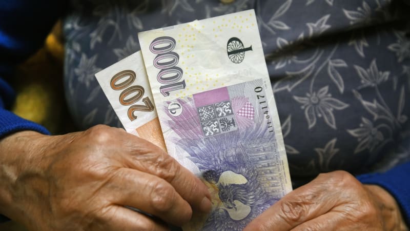 Důchodci si polepší, někteří až o tisíce. Od ledna má platit nová minimální penze