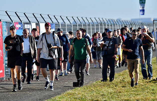 Parkoviště na sklizených polích či loukách. Dny NATO zahltily dopravu na Ostravsku